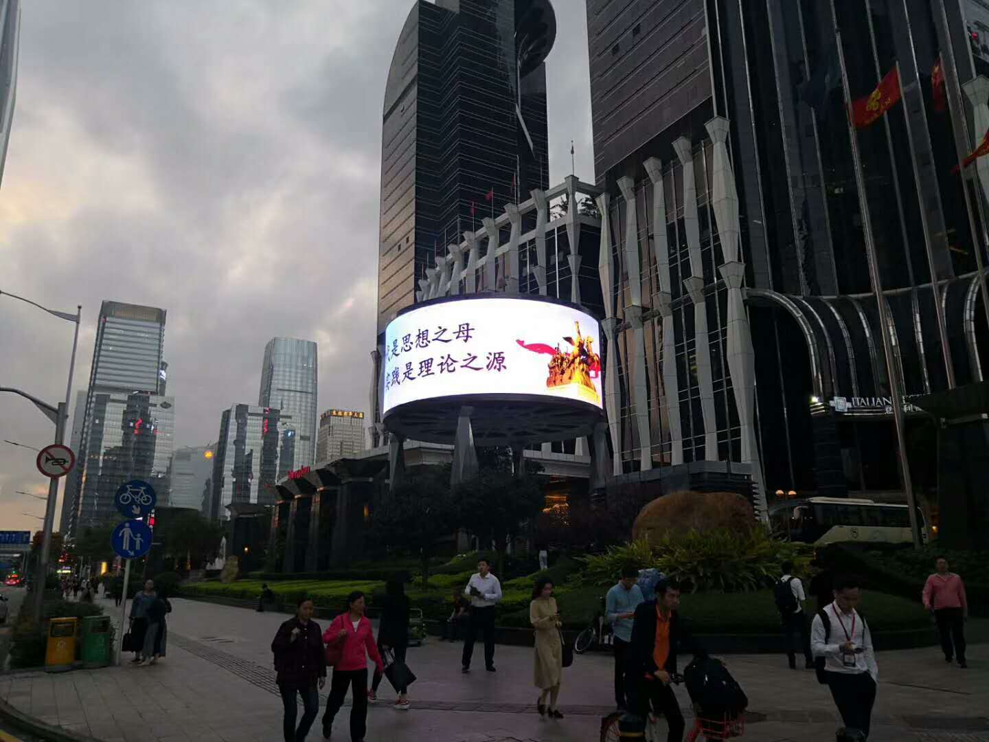 户外LED全彩显示屏 圆柱形LED电子大屏幕案例